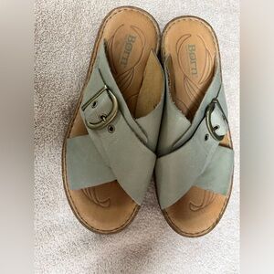 BORN RIO Criss cross w/brass buckle cushioned sandals. Lt sage size 8M NWOB